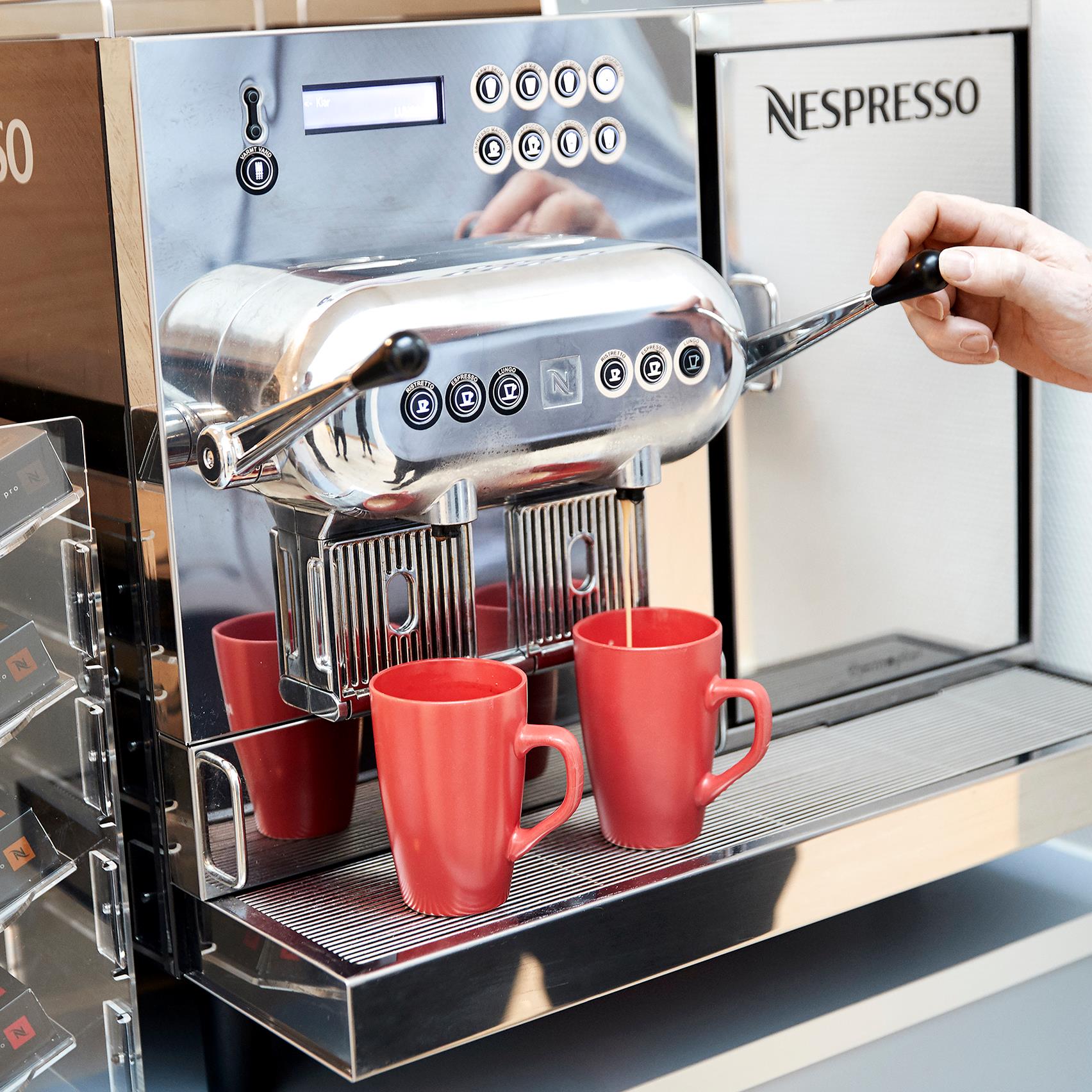 Der laves kaffe på Nespresso kaffemaskinen